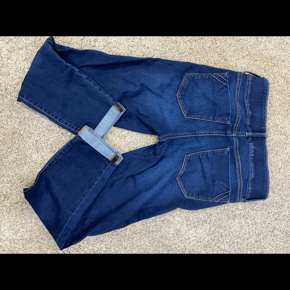 Size 6, elastic waist Apt 9 Capris